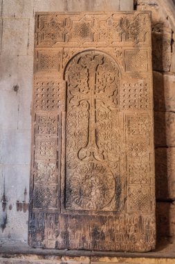 Ermenistan 'daki Noravank manastır kompleksinde taş haç (Khachkar)