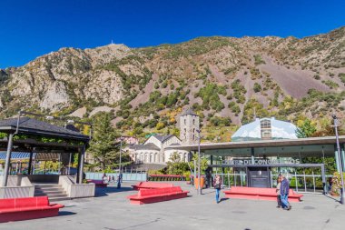 Andorra La Vella, Andorra - 28 Ekim 2017: Centre de Congressos ve Sant Esteve Kilisesi Andorra la Vella