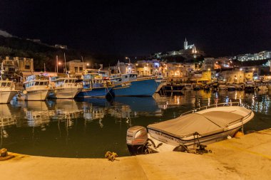 Mgarr, Malta - 7 Kasım 2017: Gozo adasındaki Mgarr Limanı 'nda tekneler