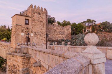 İspanya, Toledo 'daki Puente San Martin köprüsünün kapısı.