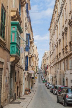 Valletta, Malta - 6 Kasım 2017: Malta 'nın başkenti Valletta' da tipik dar sokak