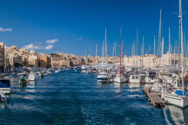 Birgu, Malta - 7 Kasım 2017: Senglea ve Birgu kasabaları arasında tekneler, Valletta arka planda.