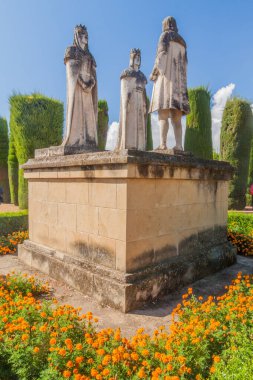 İspanya, Cordoba 'daki Alcazar de los Reyes Cristianos' ta Hristiyan krallar Ferdinand ve Isabella ve Kristof heykeli.