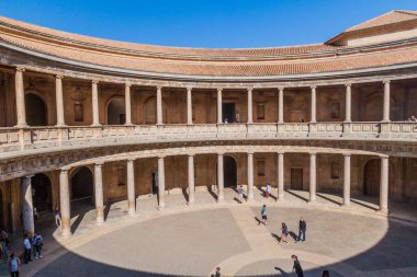 Granada, İspanya - 2 Kasım 2017: Alhambra, İspanya 'da Carlos V sarayının avlusu