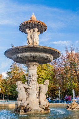 Madrid, İspanya - 22 Ekim 2017: Fuente de la Alcachofa (Enginar Çeşmesi) Madrid 'deki Retiro parkında.