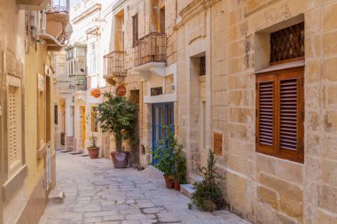 Birgu şehrinin tipik dar sokakları, Malta