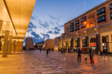 Valletta, Malta - 6 Kasım 2017: Cumhuriyet Caddesi ve Malta 'nın başkenti Valletta' daki Şehir Kapısı