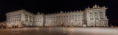 Madrid, İspanya - 24 Ekim 2017: Madrid, İspanya 'daki Palacio Real (Kraliyet Sarayı)' nın akşam manzarası