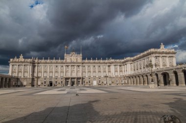 Madrid, İspanya 'daki Palacio Real' in (Kraliyet Sarayı) arkasındaki bulutlu gökyüzü