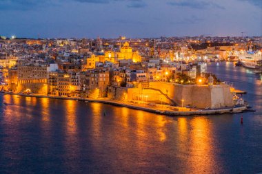 Malta 'daki Senglea şehrinin gece manzarası