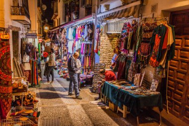 Granada, İspanya - 1 Kasım 2017: Granada 'daki Calle Caldereria Nueva Caddesi' nde çeşitli tezgahlar.