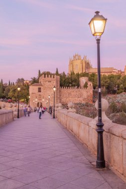 Toledo, İspanya - 23 Ekim 2017: Toledo, İspanya Puente San Martin köprüsü