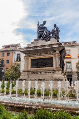 Granada, İspanya - 3 Kasım 2017: Granada 'da Kristof Kolomb ile Kraliçe Isabella' nın heykeli.