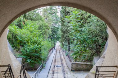 Gürcistan 'ın başkenti Tiflis' teki Mtatsminda tepesine.