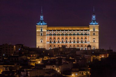 İspanya, Toledo 'daki Alcazar kalesinin akşam manzarası