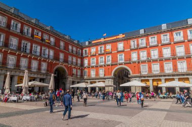 Madrid, İspanya - 21 Ekim 2017: Madrid 'de Plaza Mayor Meydanı' ndaki binalar.