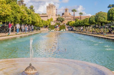 Cordoba, İspanya - 5 Kasım 2017: Cordoba, İspanya 'daki Alcazar de los Reyes Cristianos çeşmeleri