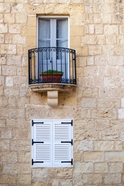 Malta 'nın kuzey bölgesindeki müstahkem şehir Mdina' da bir taş evin penceresi