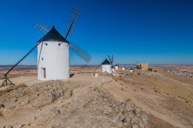 İspanya 'nın Consuegra köyünde geleneksel yel değirmenleri