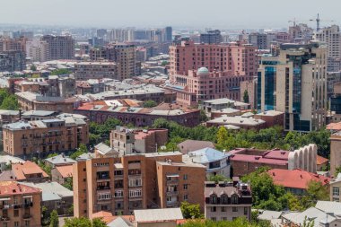 Ermenistan 'daki Şelale kompleksinden Erivan silueti