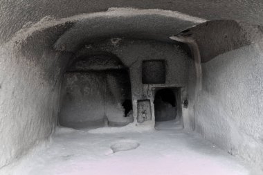 Vardzia, Gürcistan - 14 Temmuz 2017: Vardzia mağara manastırı Gürcistan 'da bir uçuruma oyuldu