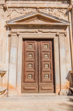 İspanya, Granada 'da bulunan Alhambra Sarayı' nın kapısı.