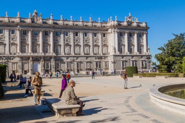 Madrid, İspanya - 25 Ekim 2017: Madrid 'deki Palacio Real' in (Kraliyet Sarayı) önünde yürüyen insanlar.