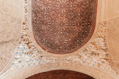 Granada, İspanya - 2 Kasım 2017: Granada, İspanya 'daki Nasrid Sarayı' ndaki (Palacios Nazaries) mimarinin ayrıntıları