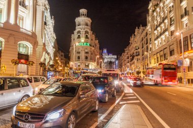Madrid, İspanya - 21 Ekim 2017: Madrid 'deki Calle Gran Via Caddesi' nde trafik.