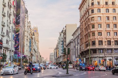 Madrid, İspanya - 24 Ekim 2017: Madrid 'deki Calle Gran Via Caddesi' nde trafik.