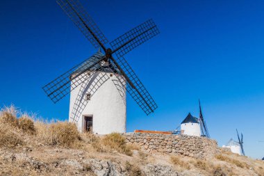 İspanya, Consuegra köyündeki yel değirmenleri.