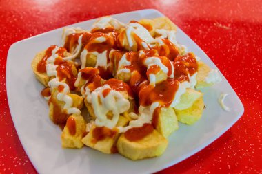 Patatas bravas, acı soslu patates, İspanya 'da popüler İspanyol yemekleri.
