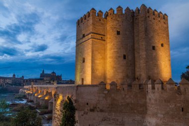Cordoba, İspanya 'daki Roma Köprüsü' nün sonundaki Torre de Calahorra kulesi.