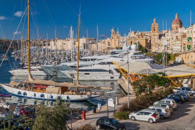 Birgu, Malta - 7 Kasım 2017 Birgu kasabasının limanında tekneler