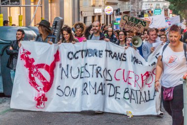 Madrid, İspanya - 22 Ekim 2017: Transseksüellerin Madrid sokaklarında toplanması, İspanya