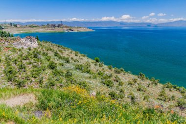 Hayravank Manastırı yakınlarındaki Sevan Gölü, Ermenistan