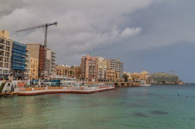 Saint Julians, Malta - 11 Kasım 2017: Malta 'daki Saint Julians kasabasındaki sahil binaları