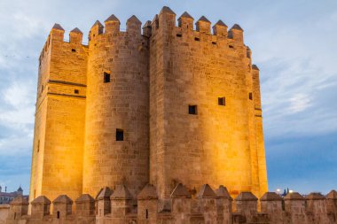 Cordoba, İspanya 'daki Roma Köprüsü' nün sonundaki Torre de Calahorra kulesi.