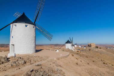 İspanya 'nın Consuegra köyünde bulunan yel değirmenleri