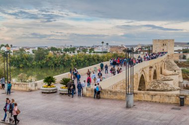 Cordoba, İspanya - 4 Kasım 2017: İnsanlar Cordoba Roma Köprüsü 'nü geçiyor.