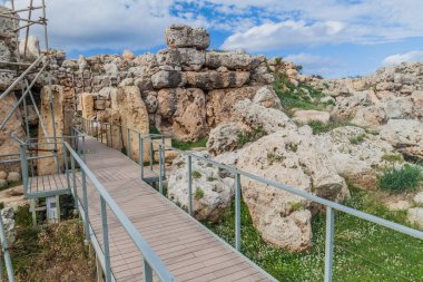 Megalitik tapınak kompleksi Ggantija Gozo Adası 'ndaki Xaghra köyü yakınlarında.