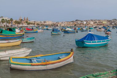 Malta 'nın Marsaxlokk kasabasında balıkçı tekneleri