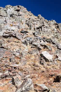 Andorra 'daki Parc Natural Comunal de les Valls del Comapedrosa Ulusal Parkı' nda Rocky yamacı