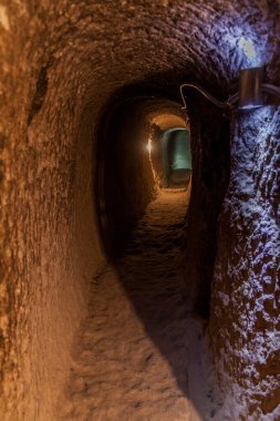 Mağara manastırındaki tünel Vardzia, Georgia 'da bir uçuruma oyulmuş.