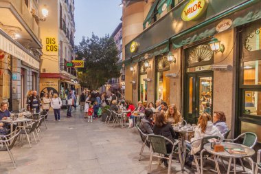 Madrid, İspanya - 21 Ekim 2017 Madrid 'in merkezindeki sokak kafeleri.