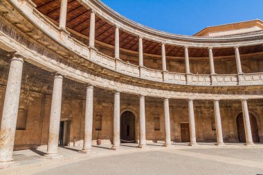 İspanya, Granada 'daki Alhambra Sarayı' nın avlusunda.