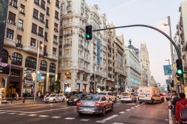 Madrid, İspanya - 21 Ekim 2017: Madrid 'deki Calle Gran Via Caddesi' nde trafik.