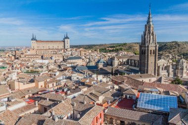 İspanya, Toledo 'nun havadan görünüşü. Alcazar sarayı ve katedral görünür..