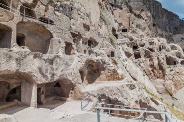 Vardzia mağara manastırı Georgia 'da bir uçuruma oyulmuş.