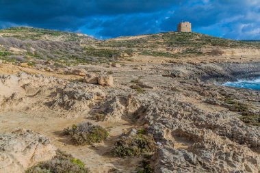 Gozo, Malta 'daki Dwejra kulesi.